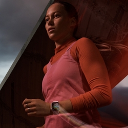 Apple Watch Series 9 45mm Hvězdně bílý hliník s hvězdně bílým sportovním řemínkem - M/L