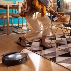 iRobot Roomba Combo j7 robotický vysavač s mopem, HEPA filtr, automatické dobíjení, automatické vysypání, vSLAM navigace